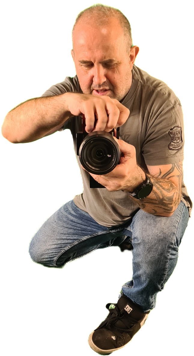 Míra Hrančík při nastavování fotoaparátu